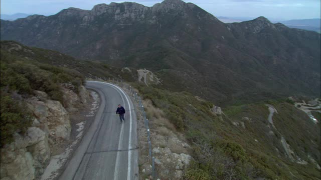 美国亚利桑那州阿马多，一个人走在山间公路和弗雷德劳伦斯惠普尔天文台，霍普金斯山和森林山谷视频素材