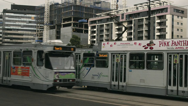 澳大利亚维多利亚州墨尔本街道上的MS有轨电车，背景是正在施工的建筑视频素材