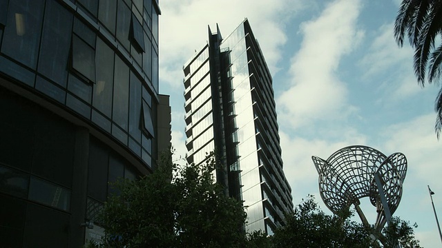 MS LA现代公寓建筑在Docklands，墨尔本，维多利亚州，澳大利亚视频素材