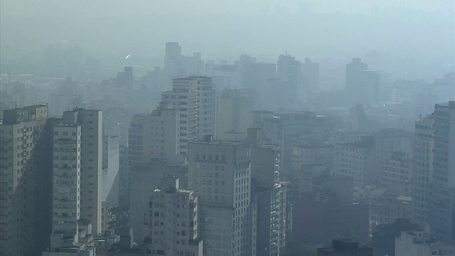 观看巴西圣保罗的雾城市景观视频素材