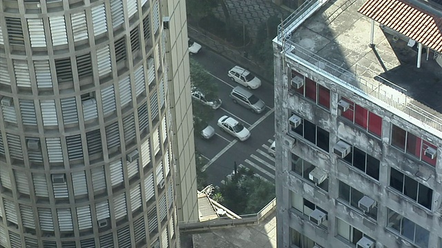 前景中有建筑物的城市道路交通/圣保罗，巴西视频素材