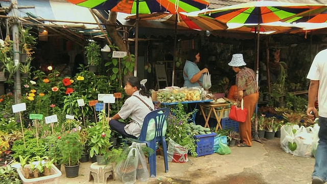 泰国曼谷街头市场的花店和水果摊视频素材