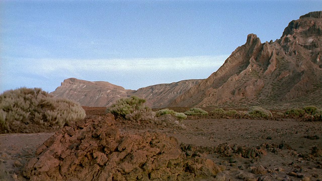 加那利群岛的Pico de Teide /特内里费附近的火山岩层和灌木丛视频素材