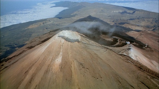 西班牙加那利岛，在冒烟的Pico de Tiede火山上空以云为背景视频素材