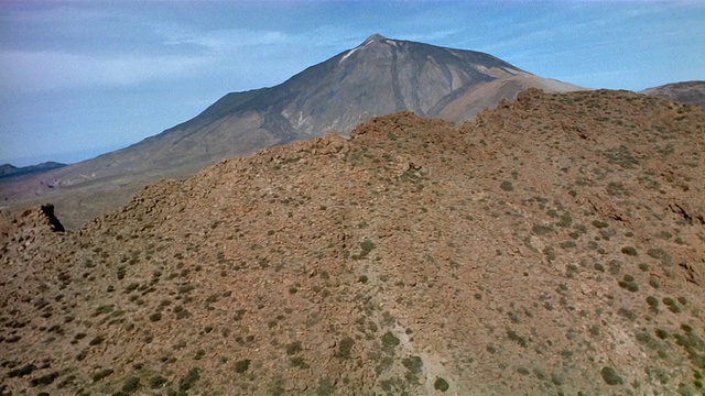 在加那利群岛的Pico de Teide /特内里费岛的火山岩石上视频素材