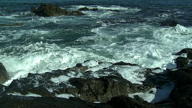 WS TD MS桌子山穿过桌子湾与波浪打破在前景，开普敦，西开普，南非视频素材