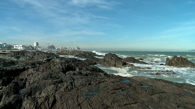 潘女士WS Bloubergstrand岩石海岸和桌山，开普敦，西开普敦，南非视频素材