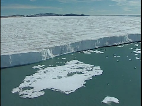 边POV沿着潮水冰川流入大海，格陵兰视频素材