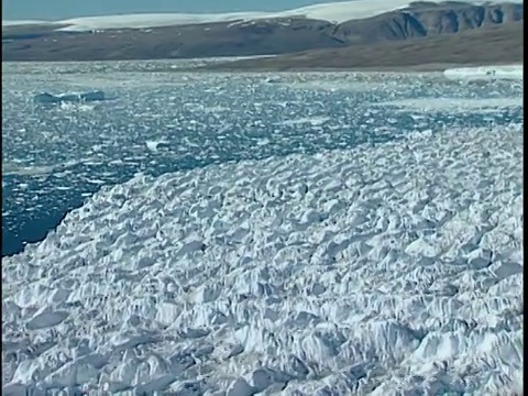 边POV沿着潮水冰川流入大海，格陵兰视频素材