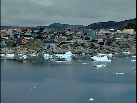 沿着格陵兰岛迪斯科湾伊卢利萨特社区的海岸线旅行视频素材