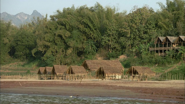 老挝湄公河岸边的小屋视频素材