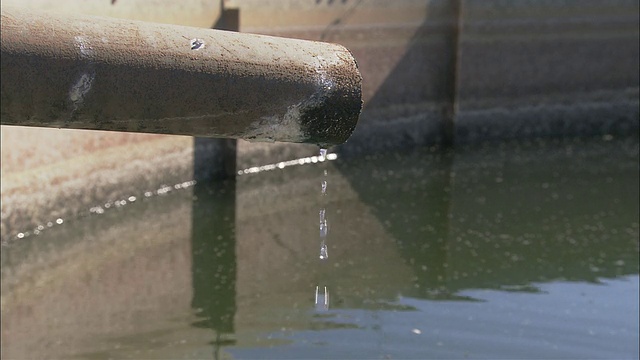 水从喷口缓慢滴入水槽，Tinnenburra绵羊站，昆士兰，澳大利亚视频素材