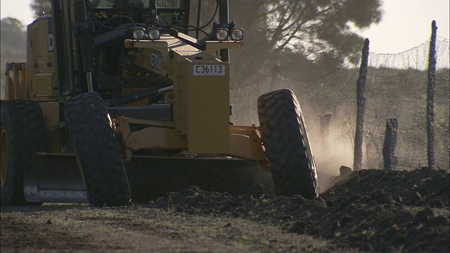 CU公路平地傍晚，澳洲昆士兰野狗围栏视频素材