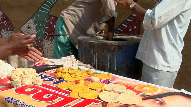 印度哈里亚纳邦，Surajkund Fair / Faridabad, MS Men正在准备米西烤肉视频素材