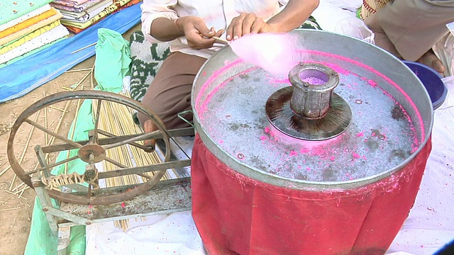 印度哈里亚纳邦，Surajkund Fair / Faridabad, Man正在准备棉花糖视频素材