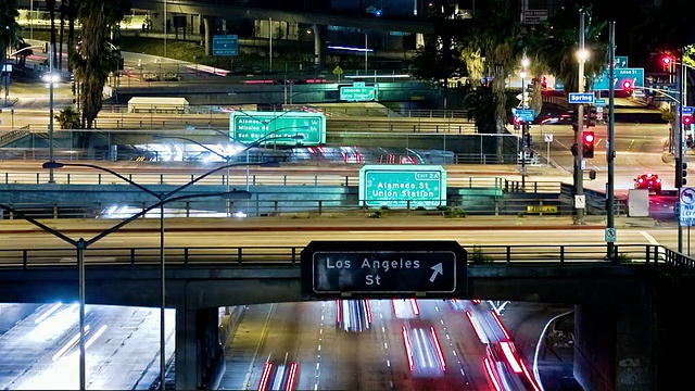 T/L MS HA美国加州洛杉矶，美国101号公路经过市中心路段，夜间交通繁忙视频素材