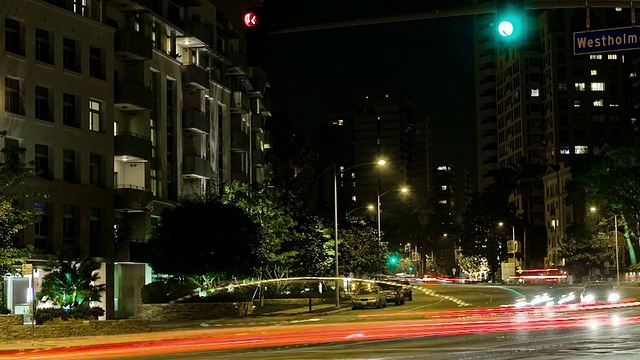 美国加利福尼亚州洛杉矶市威尔希尔大道夜间的交通状况视频素材