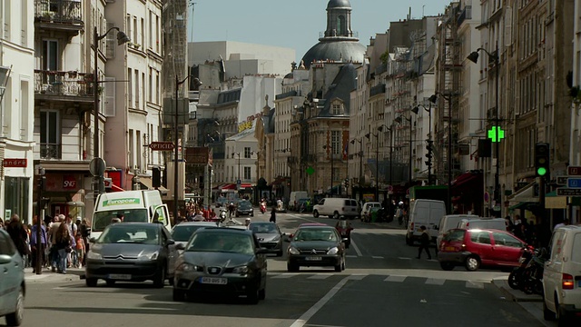 MS Traffic on Rue de Rivoli，巴黎，法国视频素材