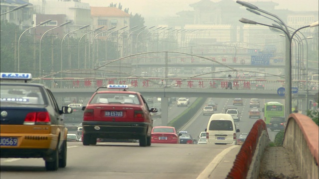 中国北京，汽车在繁忙的街道上行驶视频素材