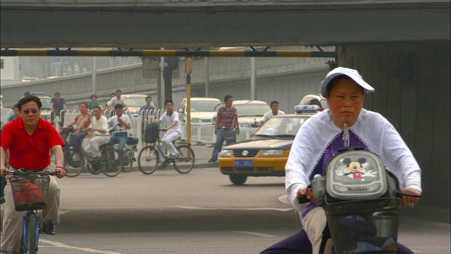 中国北京，街道上的汽车和骑自行车的人视频素材