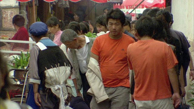 中国云南丽江，成群结队的人走过忠义市场视频素材