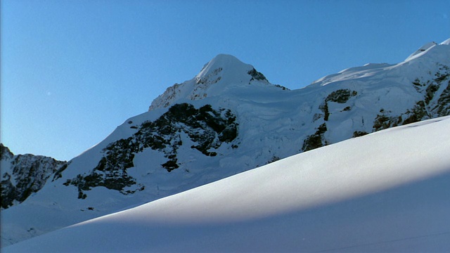 在新西兰库克山国家公园的山顶被雪覆盖的宽拍摄的斜坡视频素材