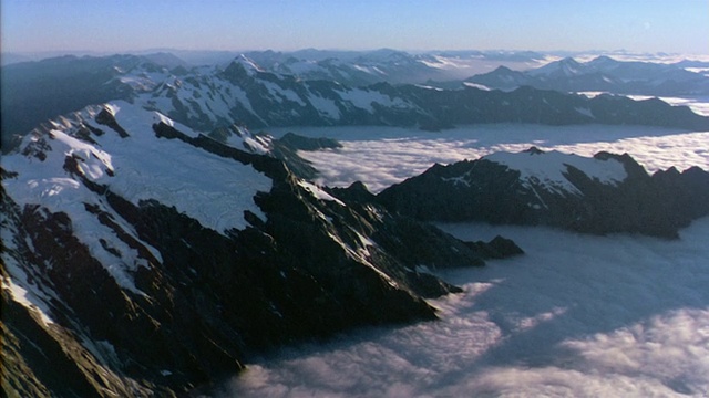 新西兰库克山国家公园山顶上空被雪覆盖的火山口视频素材