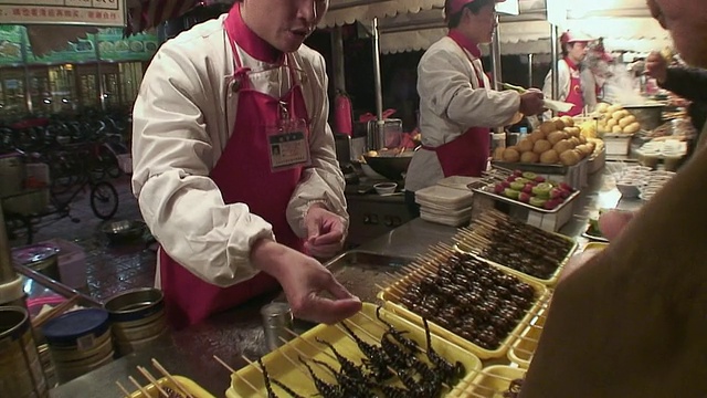 中国北京，食用昆虫专卖商视频素材