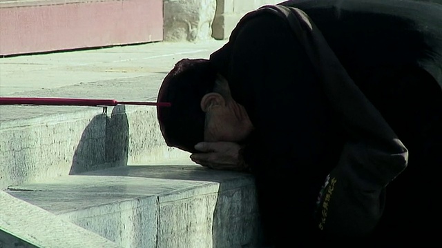 中国西安，在修道院外祈祷的道图女士视频素材