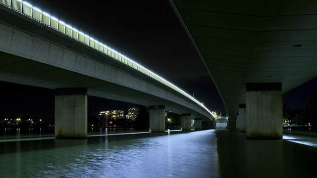 WS T/L ZO，澳大利亚首都地区堪培拉的桥梁和高速公路地下通道，夜间灯光在水中反射视频素材