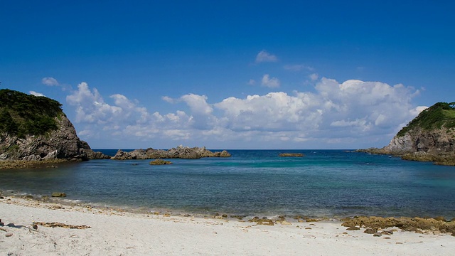 T/L WS人们在Shikinejima岛的海滩上，Shikinejima，东京，日本视频素材