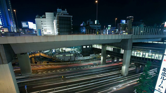 日本东京涉谷246号高速公路上的夜间交通视频素材