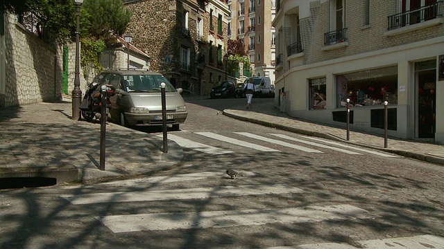 骑自行车的女人在鹅卵石街道上，Rue Lepic，法国巴黎视频下载