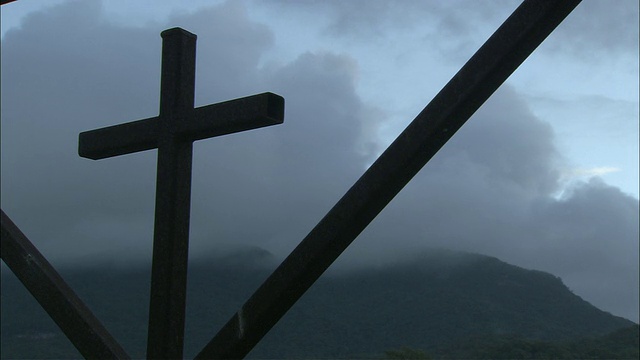 澳大利亚昆士兰，Yarrabah Mission，高高的墓地门后面的云慢慢移动，中间有十字视频素材