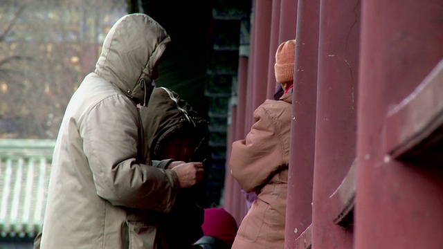 中国北京，天坛，三个女人在打牌视频素材