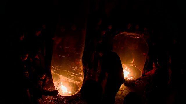 中国江苏泰州附近，人们在庆祝农历新年，点灯并将巨大的灯笼抛向空中视频素材