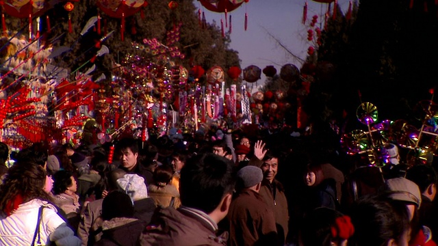 SLO MO MS人群在苗会节，中国春节，北京，中国视频素材