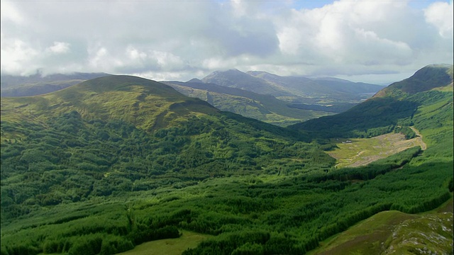 从Beinn a' bhethir上鸟瞰Sgorr Dhonuill的门罗山顶视频素材