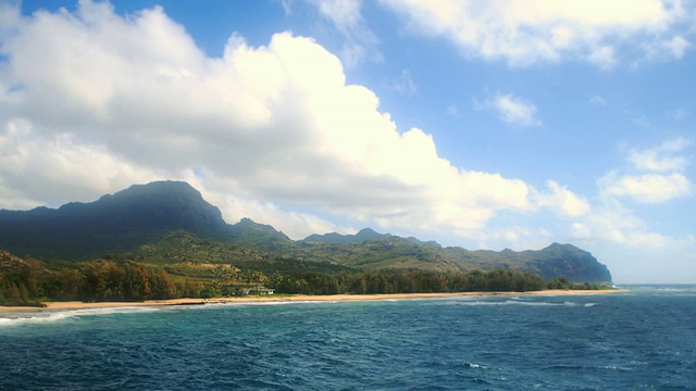 T/L WS吉林海滩/考艾岛的海洋和山丘，美国夏威夷视频素材