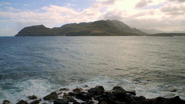 T/L WS海浪撞击岩石海岸尼尼观景台/考艾岛，美国夏威夷视频素材