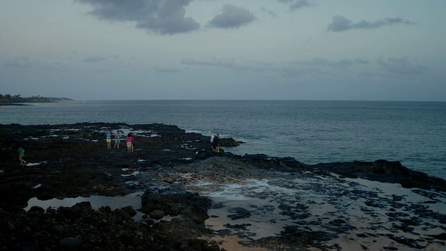 T/L WS HA人们在美国夏威夷的Spouting Horn / Kauai观看水爆发视频素材