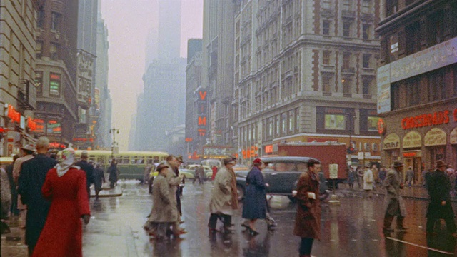 1953年，在下雨的时代广场/纽约市，蒙太奇交通和行人视频素材