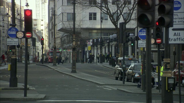 英国伦敦，靠近特拉法加广场的WS City街道视频素材