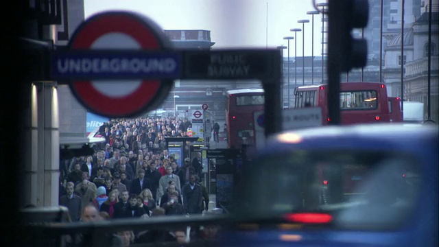 英国伦敦地铁站的MS行人视频素材