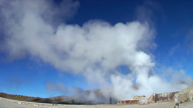 蒸汽上升在El Tatio间歇泉田，圣佩德罗德阿塔卡马，智利，埃尔罗亚视频素材