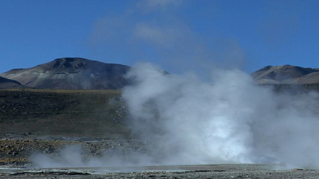 蒸汽上升在El Tatio间歇泉田，圣佩德罗德阿塔卡马，智利，埃尔罗亚视频素材