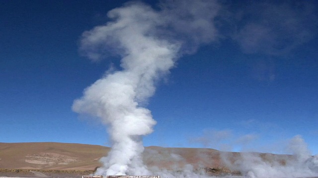 蒸汽上升在El Tatio间歇泉田，圣佩德罗德阿塔卡马，智利，埃尔罗亚视频素材