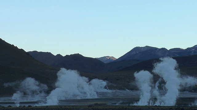 蒸汽上升在El Tatio间歇泉田，圣佩德罗德阿塔卡马，智利，埃尔罗亚视频素材