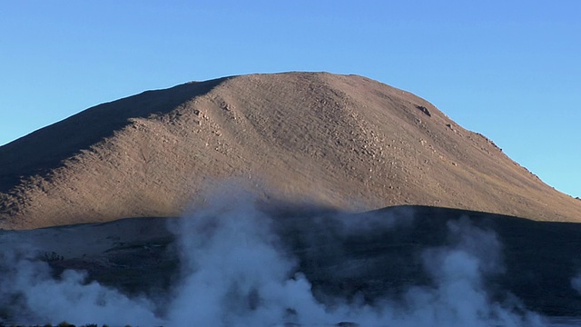 蒸汽上升在El Tatio间歇泉田，圣佩德罗德阿塔卡马，智利，埃尔罗亚视频素材