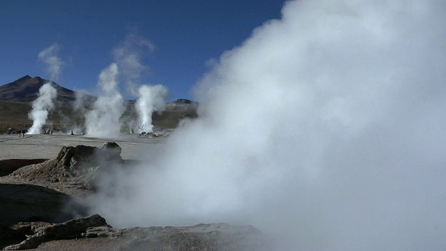 蒸汽上升在El Tatio间歇泉田，圣佩德罗德阿塔卡马，智利，埃尔罗亚视频素材